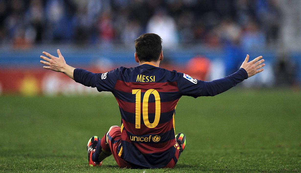 Bintang Barcelona, Lionel Messi, terjatuh dan tampak melakukan protes saat laga La Liga Spanyol melawan Espanyol. Musim ini pemain asal Argentina itu sudah bermain 10 kali dan mencetak enam gol. (Reuters/Stringer)