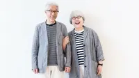 Kakek Nenek pakai baju couple (Sumber: Boredpanda)