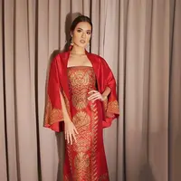 Tak terlihat didampingi suaminya, Hamish Daud, kehadiran Raisa begitu menawan saat itu. Kebaya berwarna merah, rambut yang disanggul, serta riasan di wajahnya berhasil membuatnya tampil sempurna. (Instagram/raisa6690)