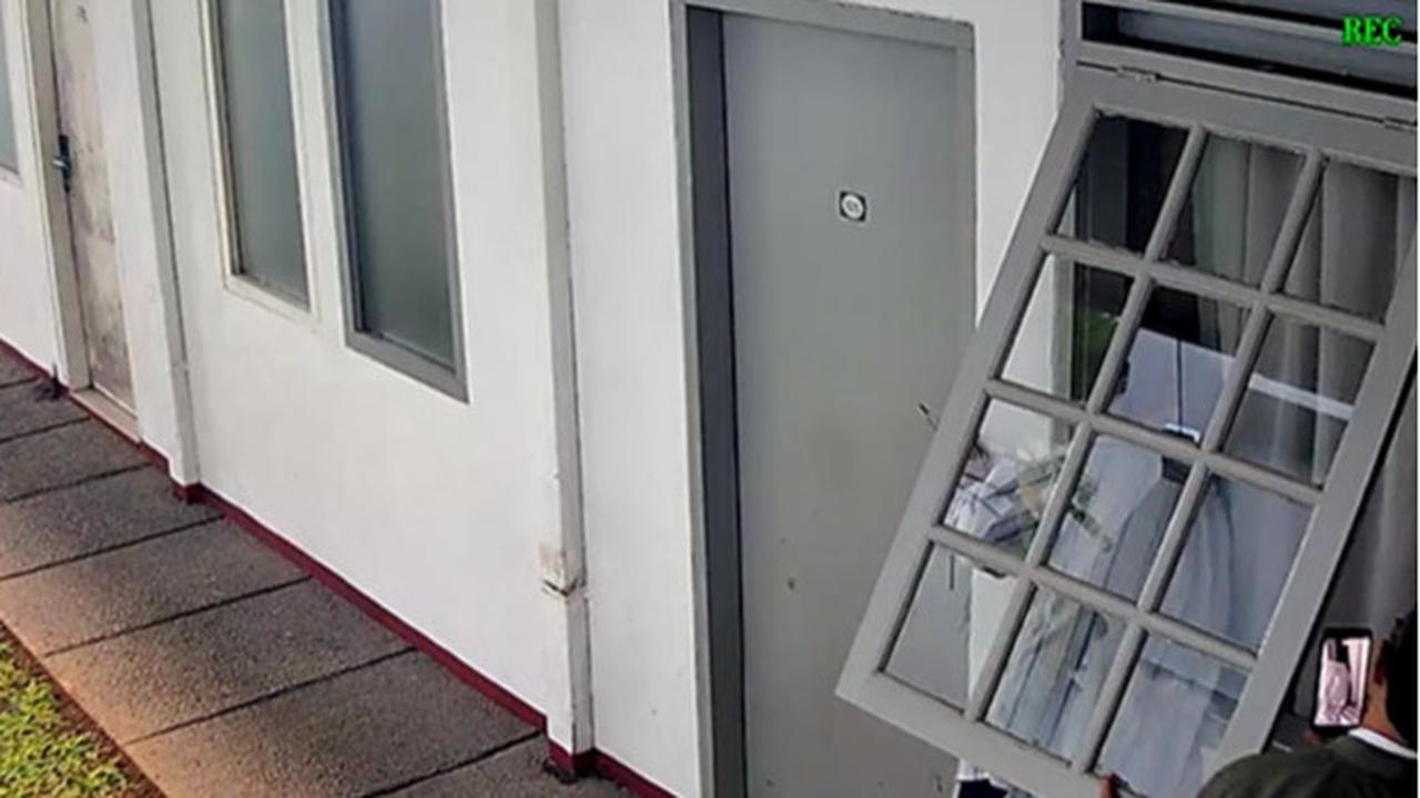 Terekam CCTV, Detik-Detik Diplomat Kemlu Ditemukan Tewas di Kamar Kos dengan Kepala Terlilit Lakban