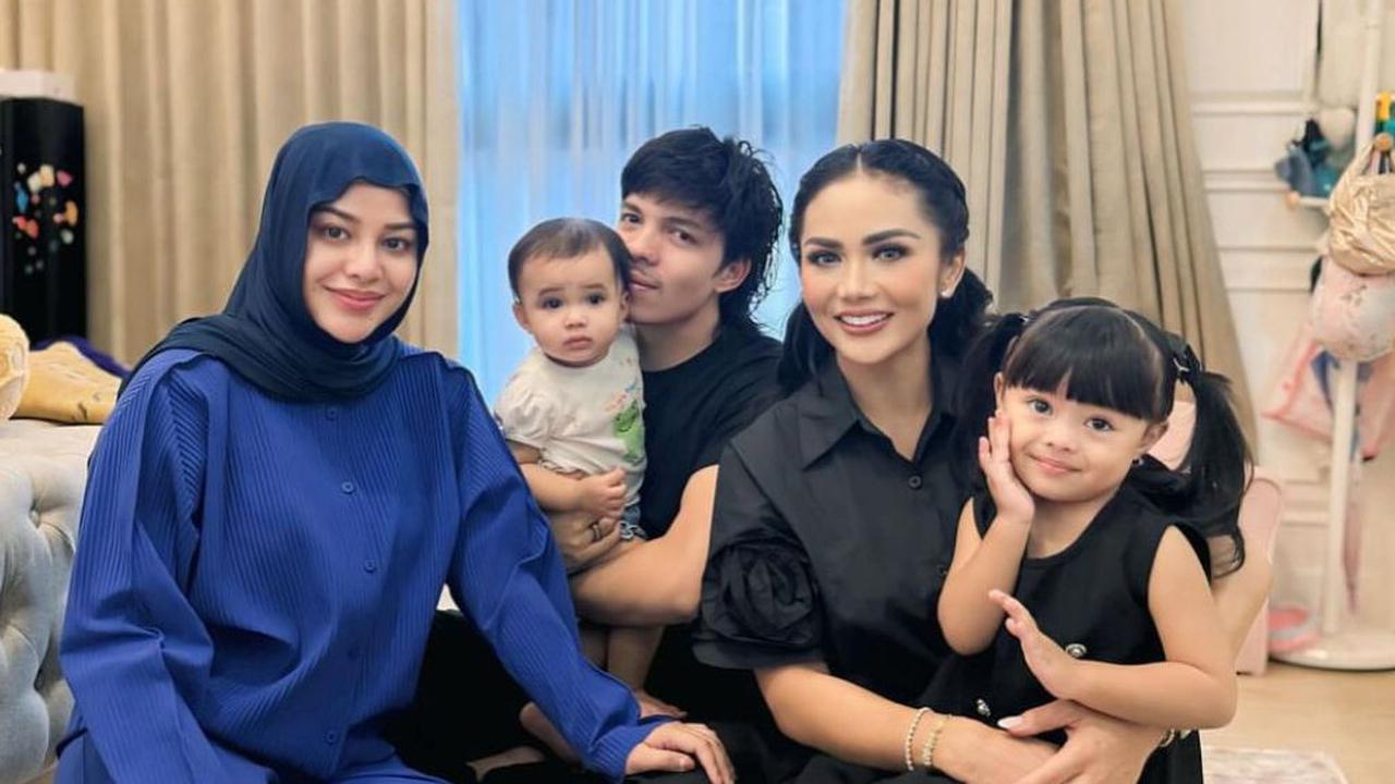 Potret Harmonis dan Keakraban Anak-Anak Selebriti dengan Para Kakek-Nenek Mereka yang Bikin Iri