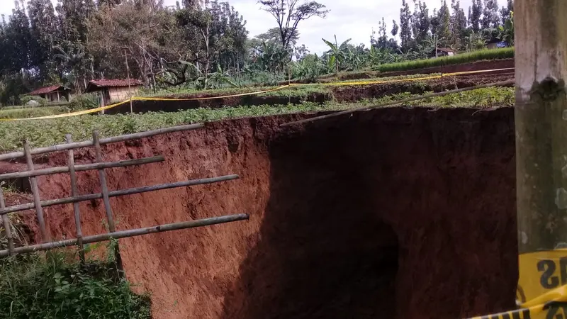 Lubang Raksasa di Sukabumi (Foto: Jenal Abidin)