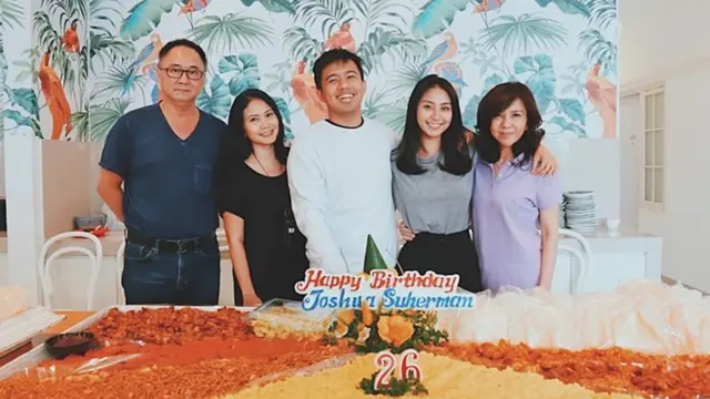 Jarang Terekspos, Ini 6 Momen Kebersamaan Joshua Suherman dan Ibunda