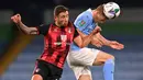 Gelandang Manchester City, Liam Delap, berebut bola atas dengan bek Bournemouth, Steve Cook, pada laga babak ketiga Piala Liga Inggris di Etihad Stadium, Jumat (25/9/2020) dini hari WIB. Manchester City menang 2-1 atas Bournemouth. (AFP/Laurence Griffiths/pool)