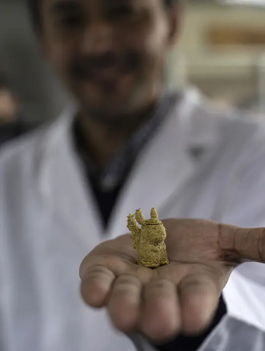 Insinyur makanan Roberto Lemus menunjukkan sampel permen untuk anak-anak yang dibuat dengan rumput laut cochayuyo dan tepung beras di Laboratorium Universitas Chile, Santiago, Chile, 17 Juni 2022. Makanan cetak 3D berusaha merevolusi pasar makanan, terutama ditujukan untuk anak-anak di Chile. (Martin BERNETTI/AFP)