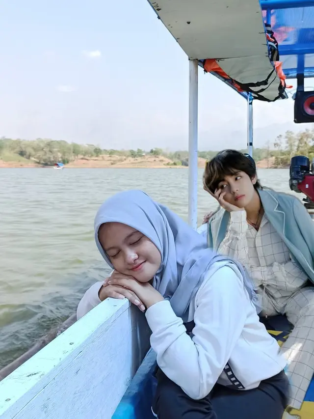 Wanita Ini Minta Edit Fotonya Saat di Kapal, 7 Hasilnya Malah Bikin Tepuk Jidat