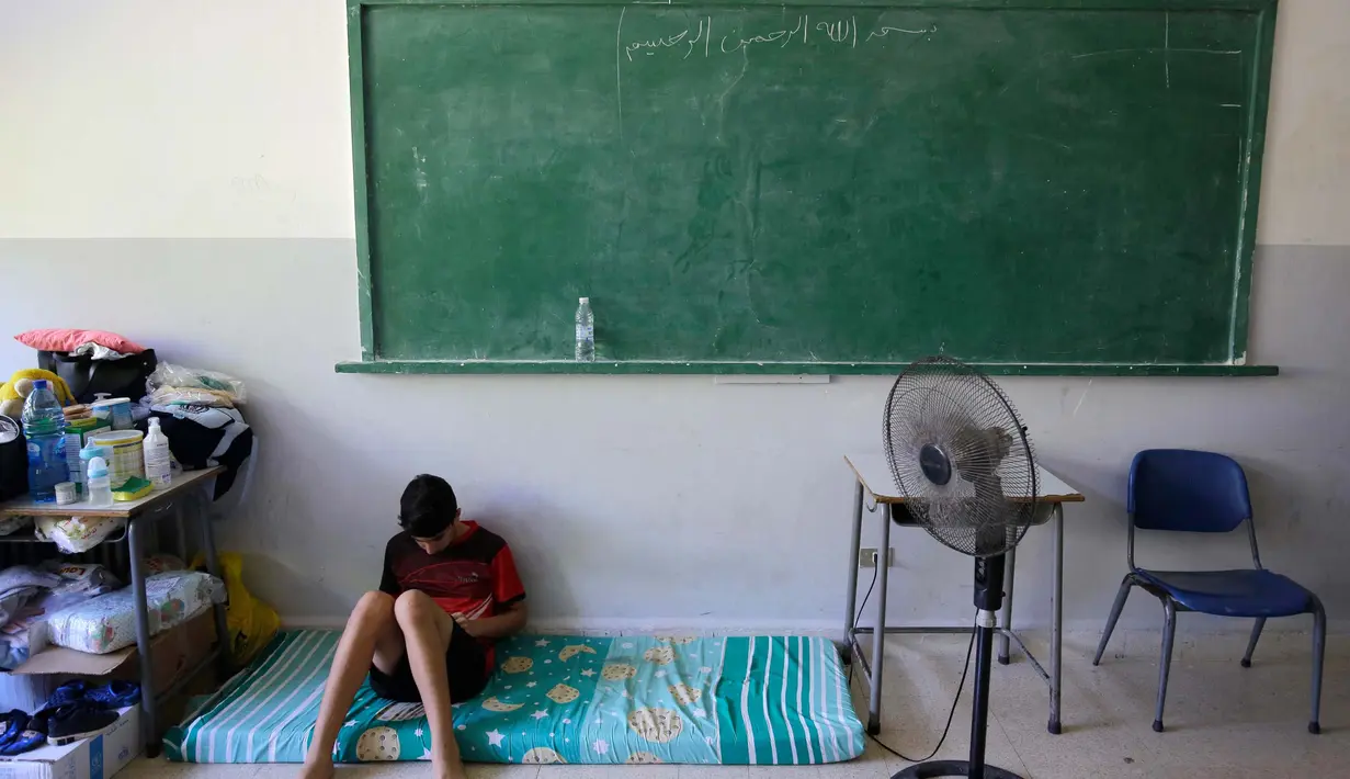 Sekolah-sekolah telah diubah dengan cepat untuk menjadi tempat penampungan bagi para pengungsi yang datang. (Ibrahim Chalhoub/AFP)