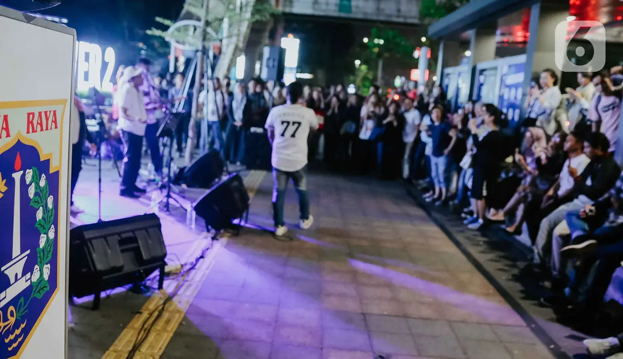 Grup musik OP Voice Band tampil dalam acara bertajuk Musik Tepi Barat dan Timur di jalur pedestrian kawasan Sudirman, Jakarta, Jumat (22/11/2019). Kegiatan rutin itu diadakan Dinas Pariwisata dan Kebudayaan Provinsi DKI pada Selasa dan Jumat mulai pukul 16.30 - 19.30 WIB (Liputan6.com/Faizal Fanani)