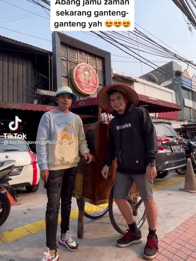 Okin dengan Kembaran Tukang Jamu