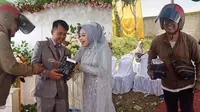 Viral Pengantin Wanita Terima Paket di Pelaminan, Warganet Cekikikan