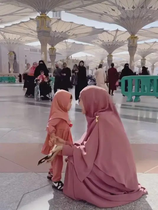 Mereka juga terlihat kompak memakai pakaian dengan warna senada saat umrah bersama