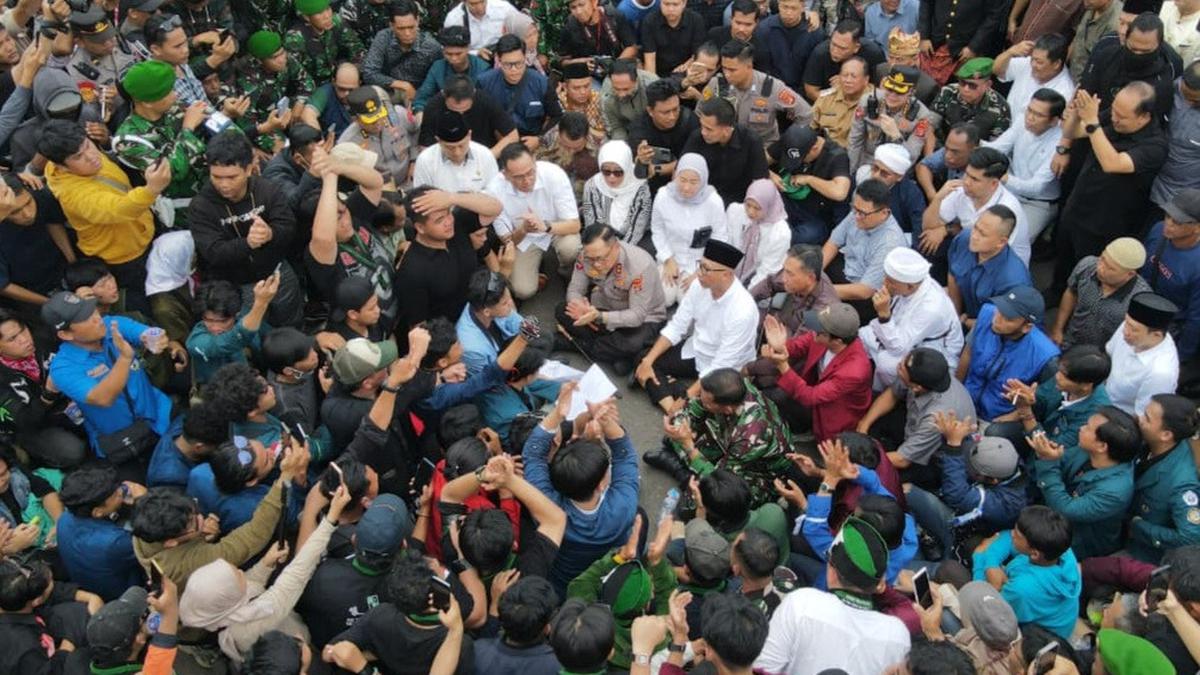 Momen Ribuan Mahasiswa Lampung Duduk Bareng Gubernur, Ketua DPRD, Kapolda dan Pangdam di Jalanan