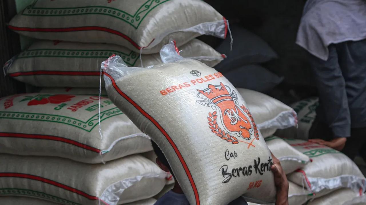 "Harga beras dalam satu hari mengalami kenaikan sebesar Rp200 sudah sejak dua minggu yang lalu, sehingga membuat banyak konsumen mengeluh karena harga beras yang terus mengalami kenaikan," katanya lagi.