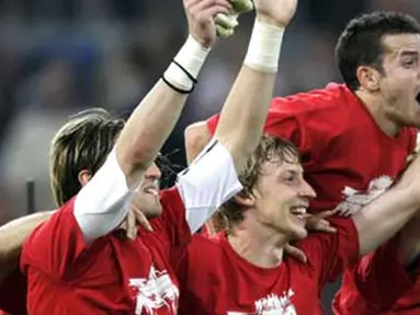 Leverkusen's players celebrate their victory after their German Cup half final match Bayer Leverkusen vs FSV Mainz, on April 21, 2009 at the LTU-Arena. Leverkusen won 4-1l. AFP PHOTO/JUERGEN SCHWARZ