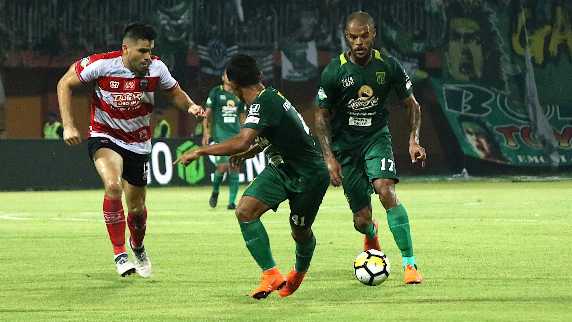 Madura United harus puas bermain 2-2 kontra Persebaya Surabaya pada laga pekan ke-10 Gojek Liga 1 bersama Bukalapak, di Stadion Gelora Ratu Pamelingan, Pamekasan, Jumat (25/5/2018) malam WIB. (Bola.com/Aditya Wany)