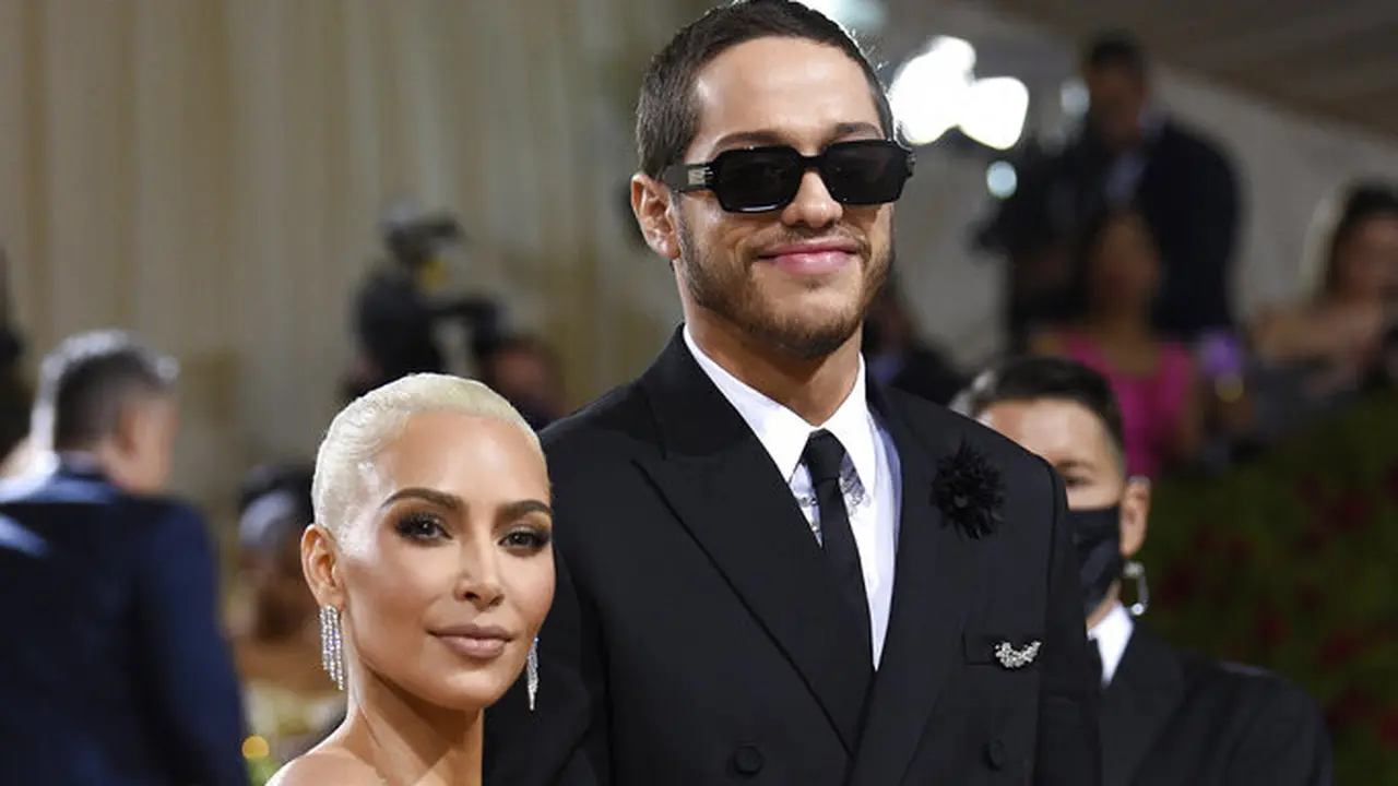 Kim Kardashian dan Pete Davidson di Met Gala 2022. (Evan Agostini/Invision/AP)