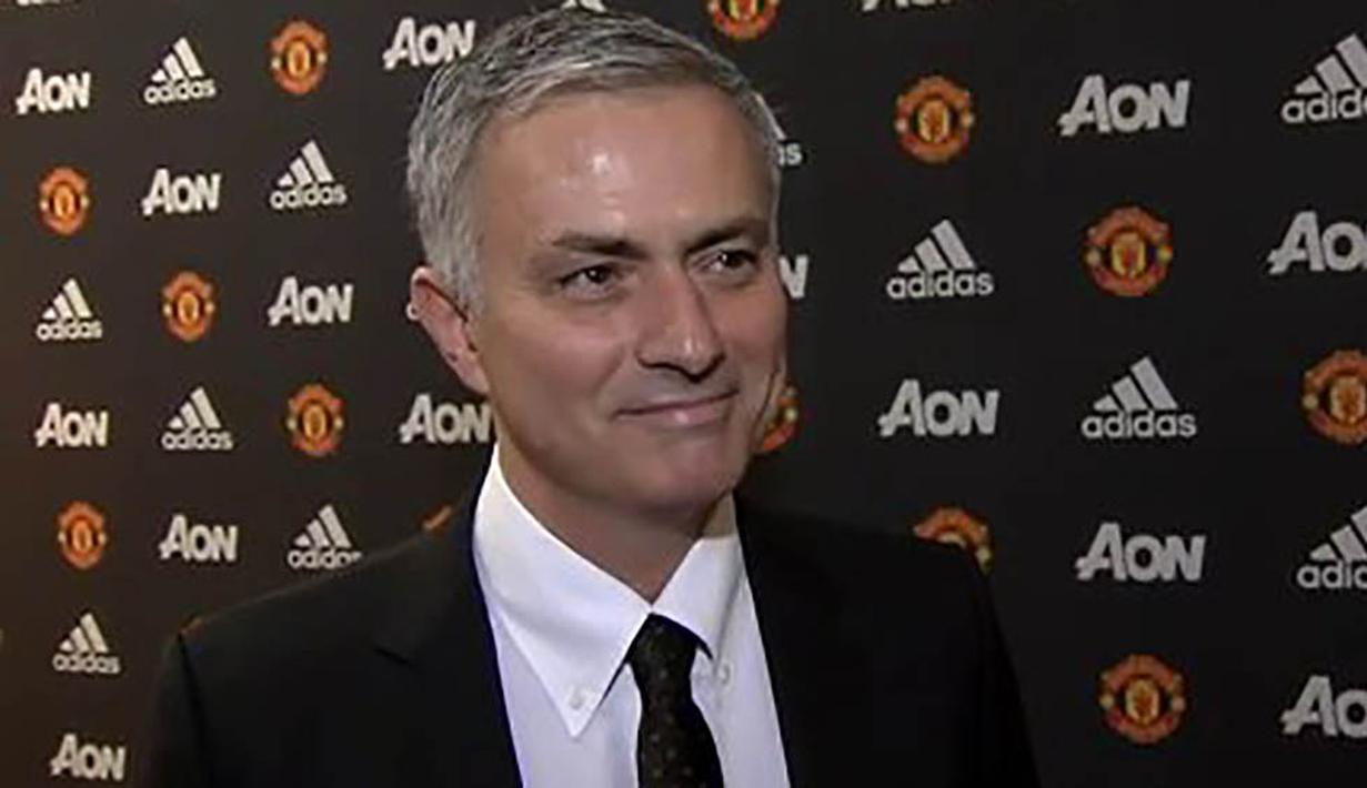 Akhirnya kabar resmi Jose Mourinho melatih MU keluar pada hari ini, Jumat (27/5/2016). Pelatih yag pernah membawa Inter Milan meraih treble winner itu diikat kontrak selama tiga tahun oleh Setan Merah. (Twitter/@ManUtd)