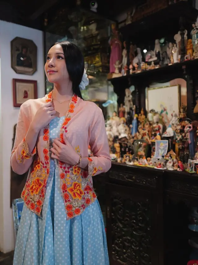 6 Potret Anggunnya Anya Geraldine Padukan Kebaya Tradisional Singapura dengan Gaya Kekinian