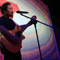 Konser Liztomania Vol 3, Payung Teduh (Deki Prayoga/Bintang.com)