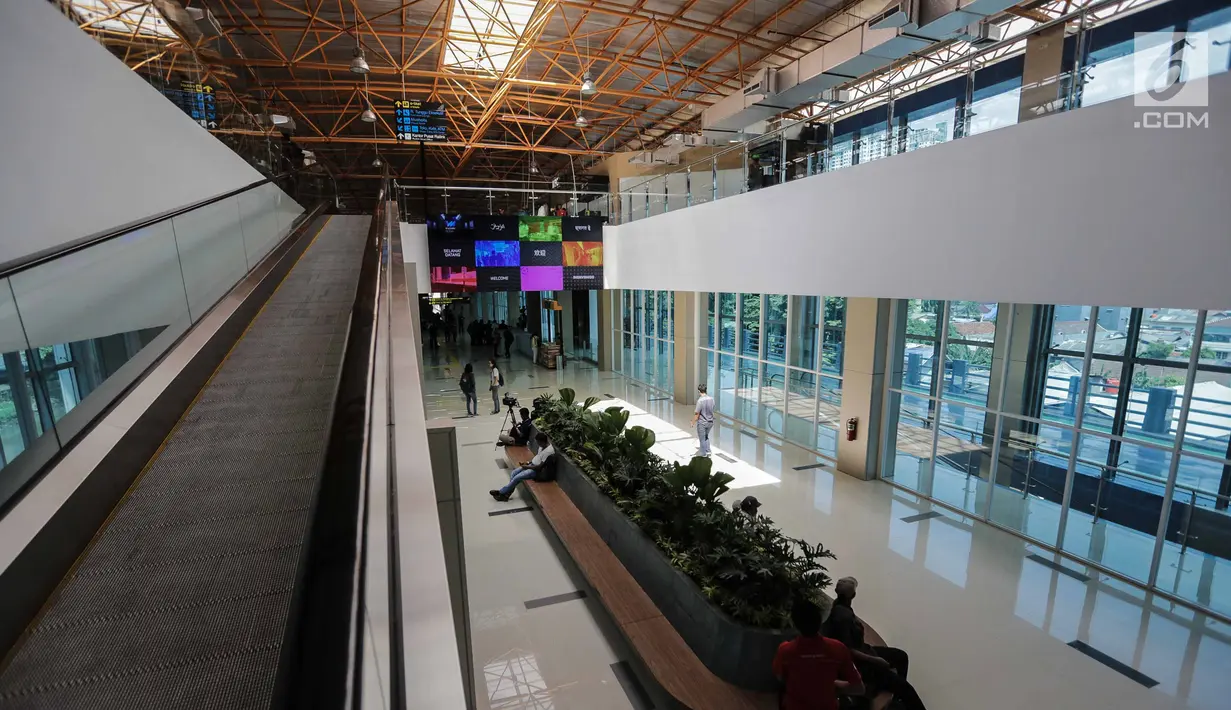 Tempat duduk dengan hiasan taman di lantai satu Stasiun Sudirman Baru, Jakarta, Selasa (26/12). Di stasiun ini terdapat dua eskalator untuk ke peron serta dua lainnya untuk lantai dasar ke lantai atas atau sebaliknya. (Liputan6.com/Faizal Fanani)