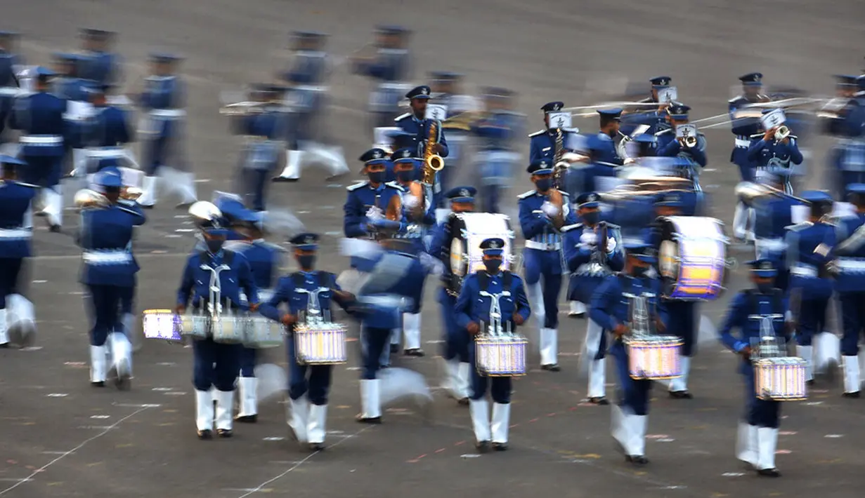 Band militer India tampil selama upacara Beating Retreat di Raisina Hills, pusat kekuasaan pemerintah, New Delhi, India, Jumat (29/1/2021). Upacara tersebut menandai akhir dari perayaan Hari Republik tahunan. (AP Photo/Manish Swarup)
