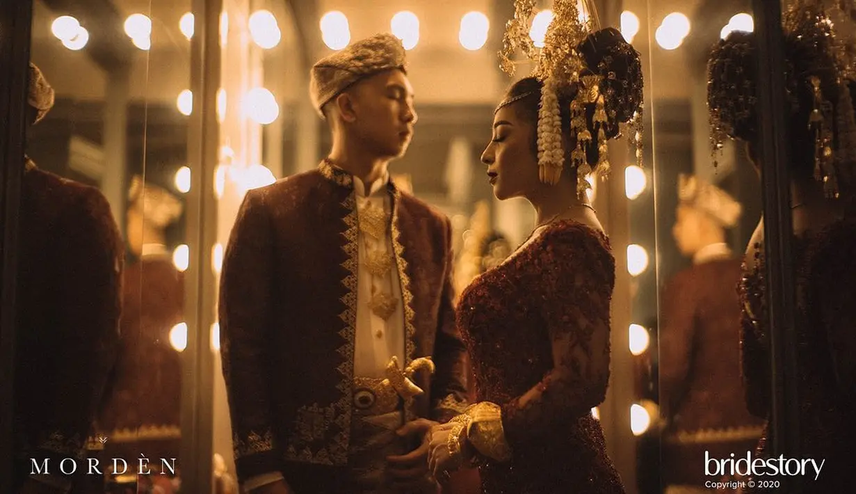Jumat (16/10/2020), Nikita Willy dan Indra Priawan melangsungkan prosesi akad nikah di kediaman Niki di kawasan Jatiwaringin, Jakarta Timur. Suasana kekeluargaan makin terasa hangat dengan nuansa adat Minang yang kental. (Instagram/thebridestory)