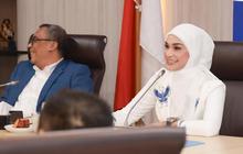 5 Potret Putri Zulhas Pimpin Rapat Pleno Fraksi PAN DPR RI, Karismatik dan Profesional di Tengah Agenda Padat