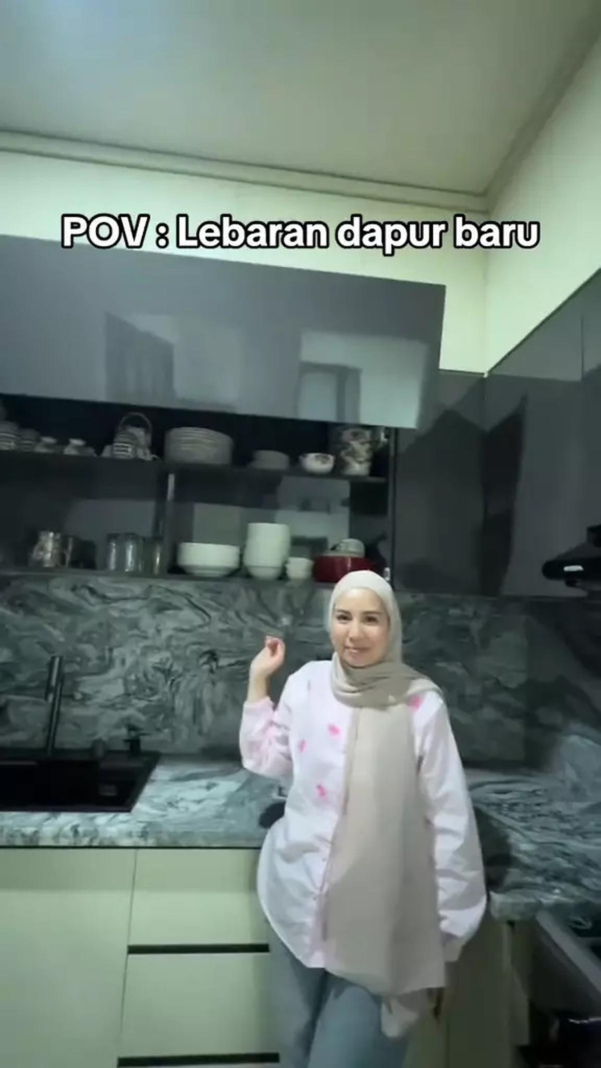 6 Potret Dapur Mewah Tya Ariestya, Dilengkapi Fasilitas Serba Canggih - Kabinet Buka Tutup Otomatis