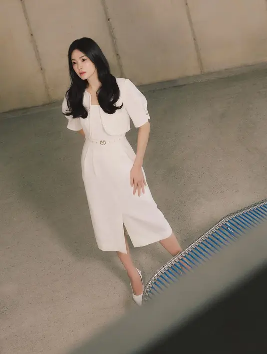 Setelan serba putih yang dikenakan Song Hye Kyo ini juga bisa jadi inspirasi outfit kantor. Midi dress ditumpuk dengan cropped outer yang sama-sama berwarna putih, dipadu high heels yang juga berwarna putih. [Foto: Instagram/kyo1122]