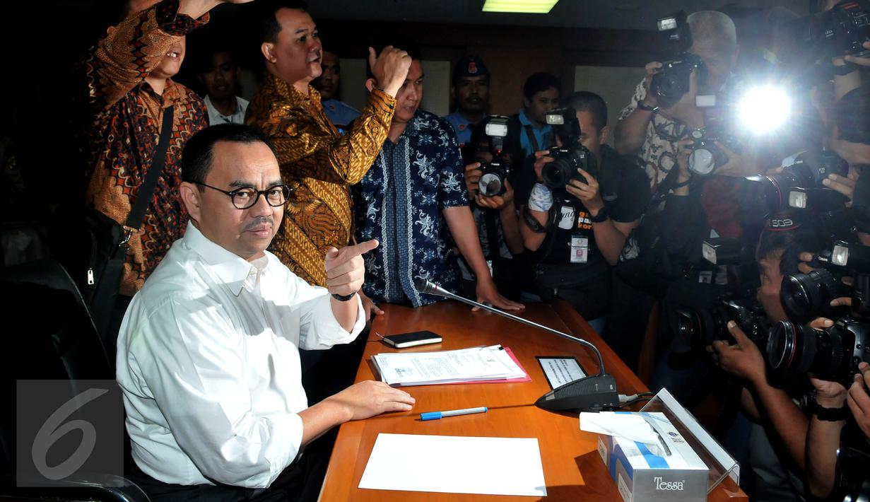 Menteri ESDM Sudirman Said sebelum dimulainya sidang pemeriksaan perkara Ketua DPR RI, Setya Novanto di ruang MKD, Kompleks Parlemen Senayan, Jakarta, Rabu (2/12) . Sudirman dimintai keterangan seputar pencatutan nama Presiden. (Liputan6.com/Johan Tallo)