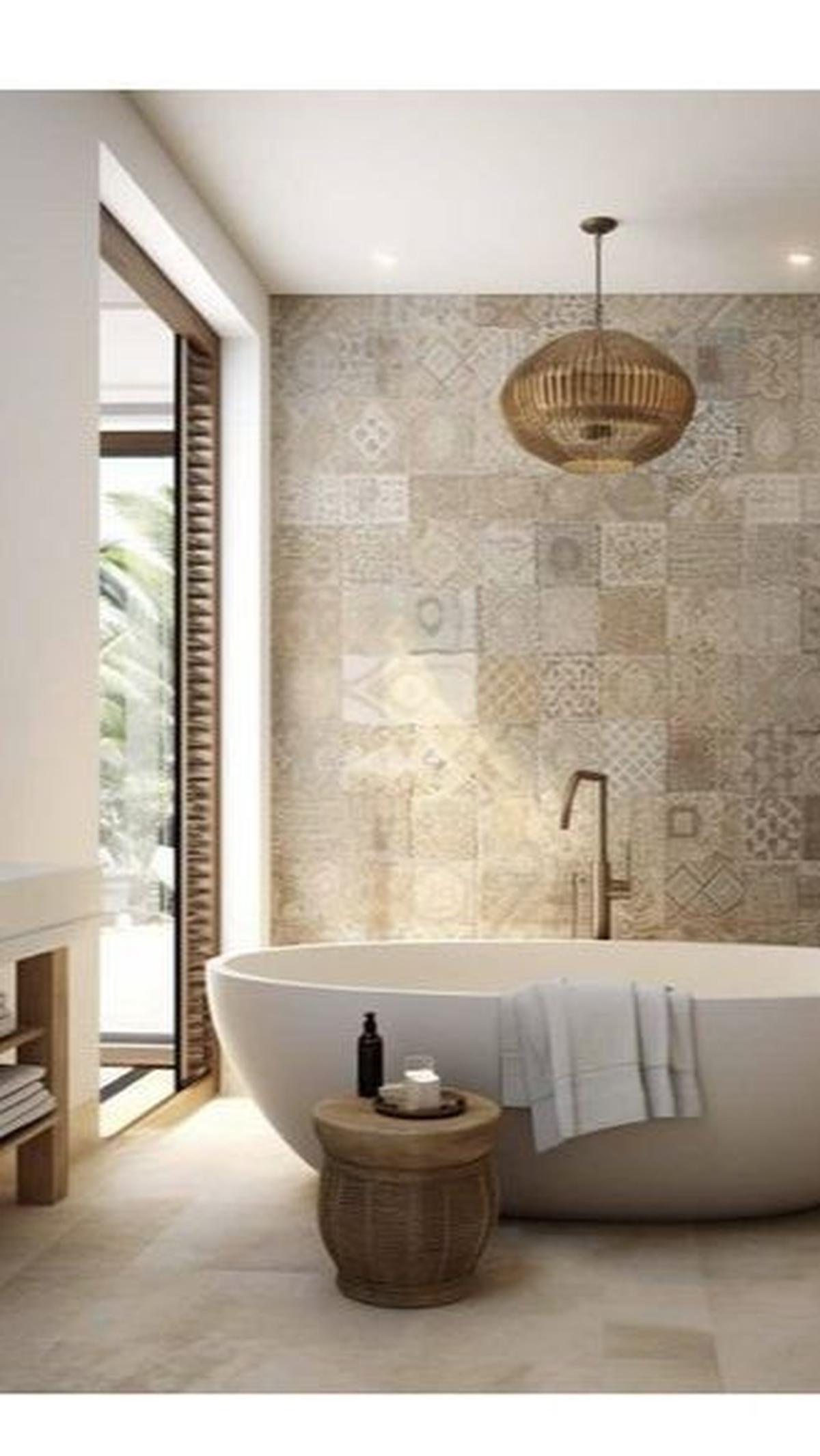 3. Desain Kamar Mandi Mediterania dengan Corak Keramik pada Dinding<br>