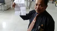 Hakim Binsar Gultom Pandjaitan saat menunjukkan surat pencabutan pengaduan ke KY. (Liputan6.com/Putu Merta SP)