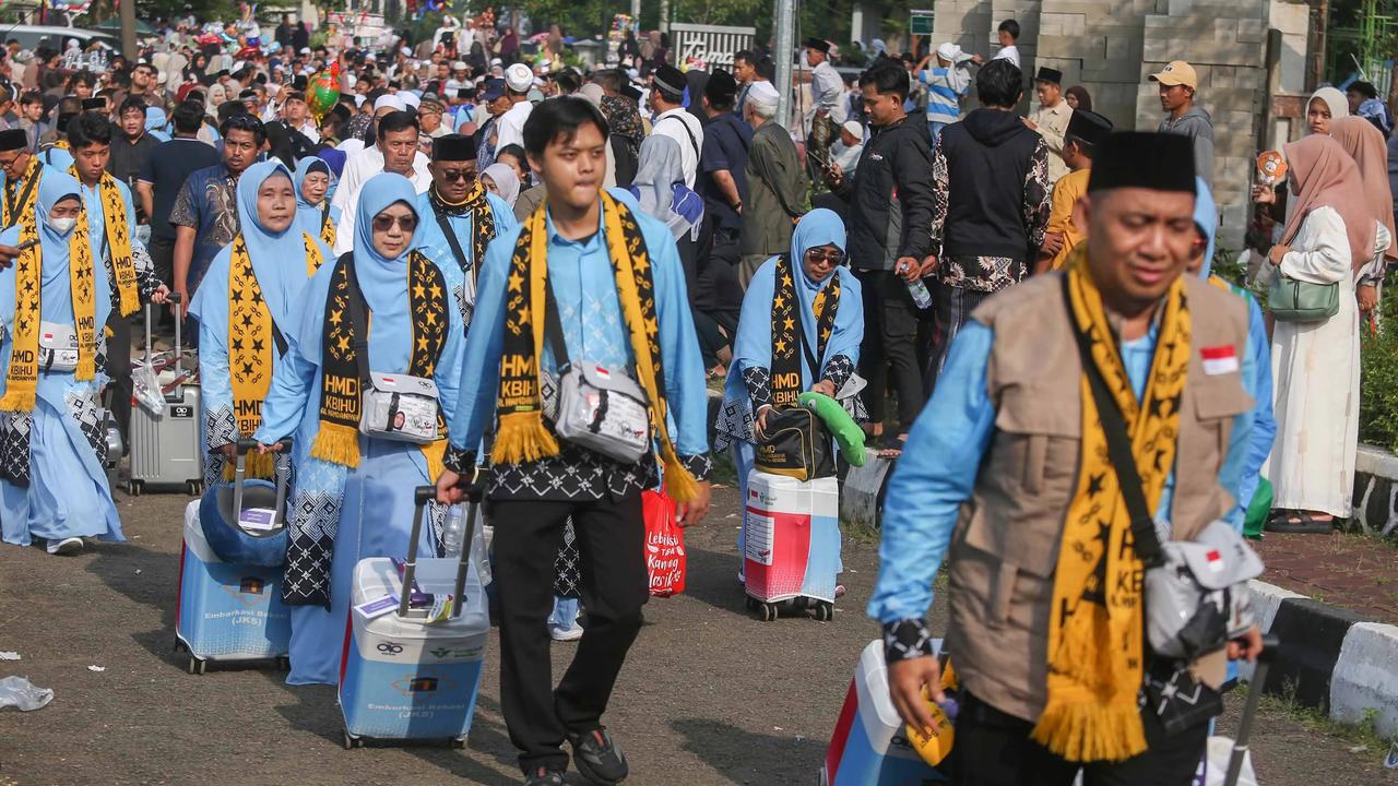 FOTO: Peluk Perpisahan Iringi Keberangkatan Jemaah Haji Bogor
