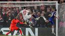 Pemain Chelsea Cesar Azpilicueta (kanan) mencetak gol ke gawang Lille pada pertandingan Grup H Liga Champions di Stadion Stamford Bridge, London, Inggris,  Selasa (10/12/2019). Chelsea menang 2-1 dan lolos ke babak 16 besar Liga Champions. (AP Photo/Thanassis Stavrakis)