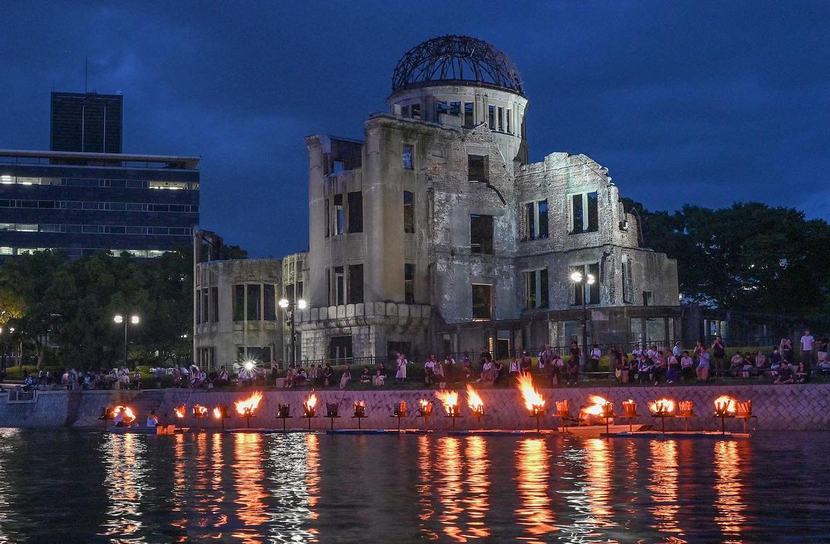 FOTO: 80 Tahun Tragedi Hiroshima, Api Unggun Menyala untuk Perdamaian