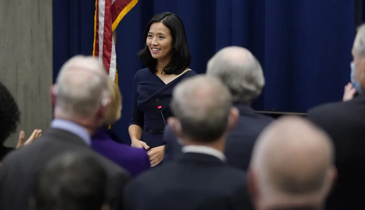 Michelle Wu tersenyum setelah dilantik sebagai Wali Kota Boston, di Balai Kota Boston, Selasa (16/11/2021). Michelle Wu dilantik sebagai perempuan pertama yang menjabat sebagai Wali Kota Boston. (AP Photo/Charles Krupa)
