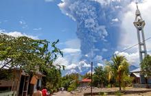 FOTO: Kepanikan Warga saat Gunung Lewotobi Laki-Laki Meletus Dahsyat
