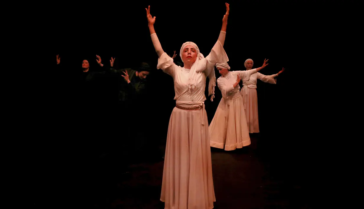 Kelompok seni Khishtan menampilkan tarian Sama atau tarian Sufi di aula teater, Teheran, Iran, 15 Oktober 2021. Sama adalah bentuk ibadah yang populer dalam tasawuf. (AP Photo/Ebrahim Noroozi)