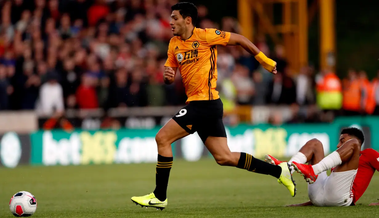 Pemain Wolverhampton Wanderers Raul Jimenez (tengah) duel bola dengan pemain Manchester United Jesse Lindgard dalam pertandingan Liga Inggris di Stadion Molineux, Wolverhampton, Inggris, Senin (19/8/2019). Pertandingan berakhir 1-1. (AP Photo/Rui Vieira)