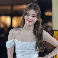 Saat itu, Han So Hee dirias dengan menggunakan produk makeup dari Dior. Wajahnya diaplikasikan dengan Dior Forever Cushion, Diorshow 5 Couleurs - Plan de Paris Collection Limited Edition. [@kangyewon/@hastation/@hansohee4ever).