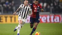 Gelandang Juventus, Federico Bernardeschi membawa bola dari kejaran pemain Cagliari, Charalampos Lykogiannis pada pertandingan Liga Serie A Italia di Stadion Allianz, Turin, Rabu (22/12/2021). Juventus kini berada di posisi kelima klasemen Serie A dengan 34 poin. (Fabio Ferrari/LaPresse via AP)