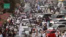 Ratusan massa berkonvoi mengawal Rizieq Shihab usai tiba di Bandara Soekarno-Hatta, Tangerang, Banten, Selasa (10/11/2020). Konvoi tersebut dilakukan untuk mengawal perjalan Rizieq Shihab menuju kediamannya di Petamburan, Jakarta. (Liputan6.com/Angga Yuniar)