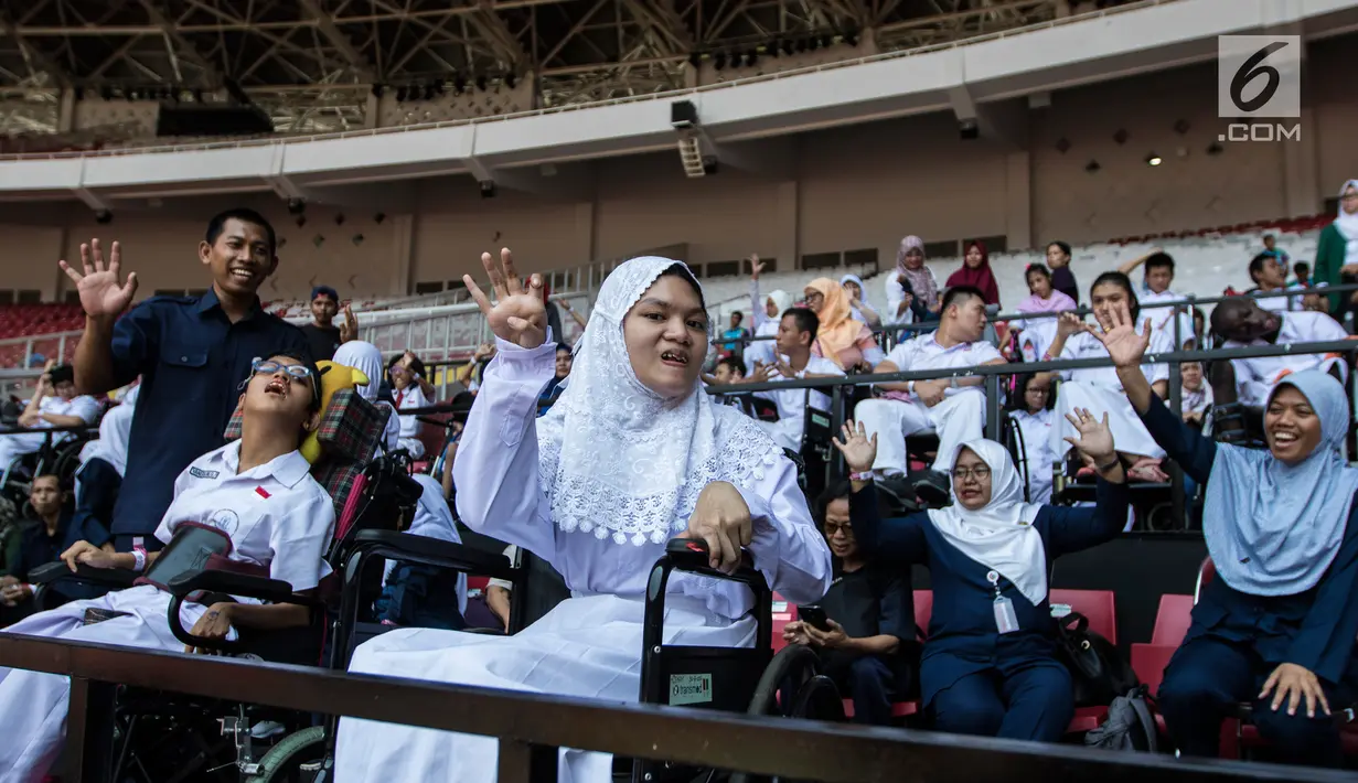 Sejumlah pelajar YPAC memberikan dukungan kepada atlet-atlet yang berlaga pada ajang Asian Para Games di SUGBK, Jakarta, Senin (8/10). Anak-anak terlihat bahagia dapat mendukung langsung di stadion. (Bola.com/Vitalis Yogi Trisna)