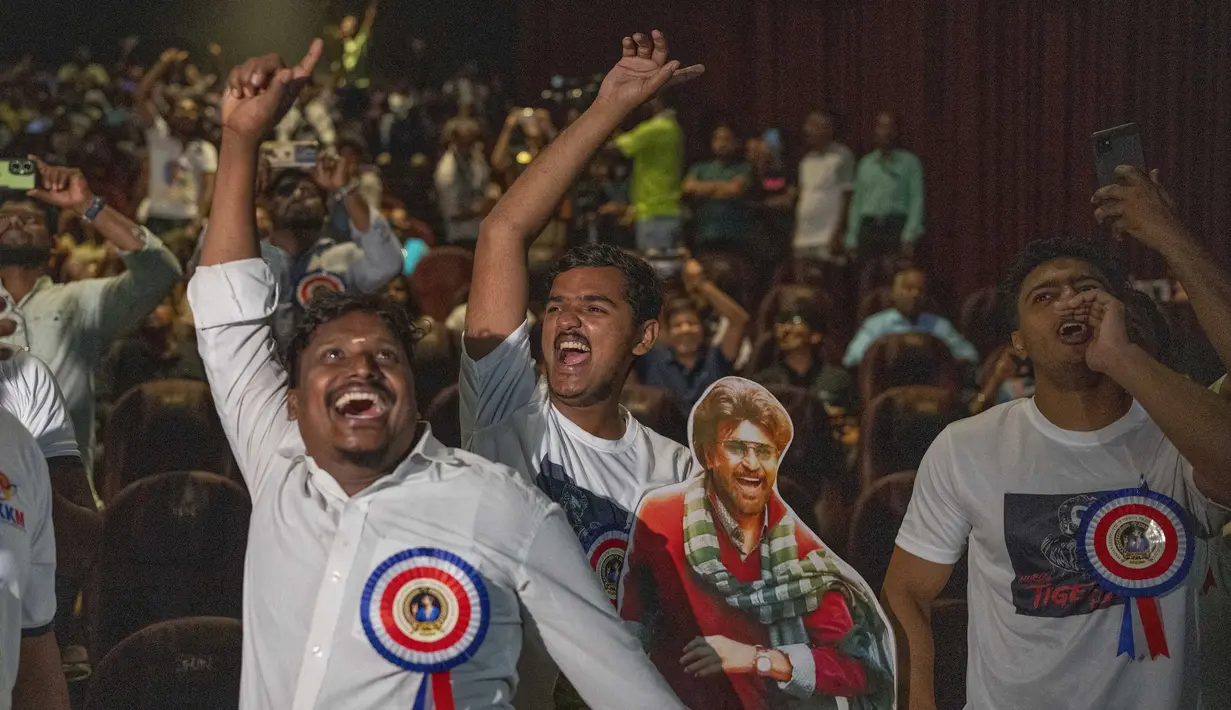 Rajinikanth -yang merupakan salah seorang bintang dengan bayaran termahal di Asia- dilaporkan sebagai bintang film yang paling kaya di India. (AP Photo/Rafiq Maqbool)