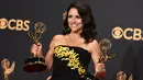 Aktris AS, Julia Louis-Dreyfus berpose dengan trofi usai meraih penghargaan ajang Emmy Awards 2017 di Los Angeles, Minggu (17/9). Tahun ini Julia secara resmi memegang rekor sebagai pemenang Emmy terbanyak untuk satu akting. (Jordan Strauss/Invision/AP)