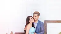 Sama seperti perempuan hamil belakangan ini, Rey Utami juga mengabadikan momen kehamilannya. Beberapa foto meternity diunggah di instagram. (Instagram/reyutami)