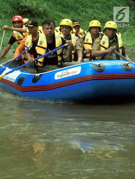 Walikota Jakarta Selatan Marullah Matali (tengah) melepaskan bibit ikan di Jalan Arus Srengsegawah, Jakarta Selatan (26/11). Kegiatan juga sekaligus  pengenalan sekolah Ciliwung di kawasan itu. (Merdeka.com/Arie Basuki)