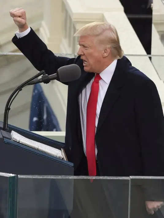 Cuitan Donald Trump untuk Stewart memang sempat ditulis beberapa kali. Namun ketika Stewart berulang tahun di tahun 2013, kabarnya Presiden Amerika yang baru dilantik ini mengirimkan ucapannya. (AFP/Bintang.com)