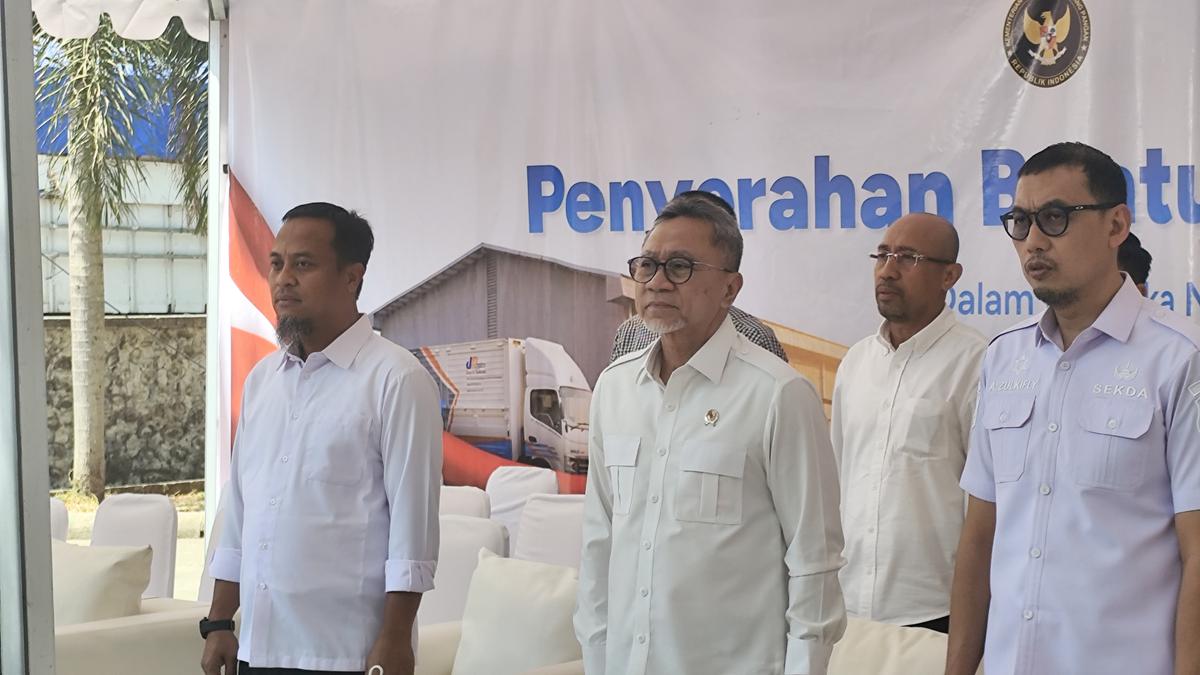 Menko Bidang Pangan Zulkifli Hasan saat membagikan bantuan pangan kepada warga Makassar di GOR Sudiang Makassar. (merdeka.com/Ihwan Fajar)