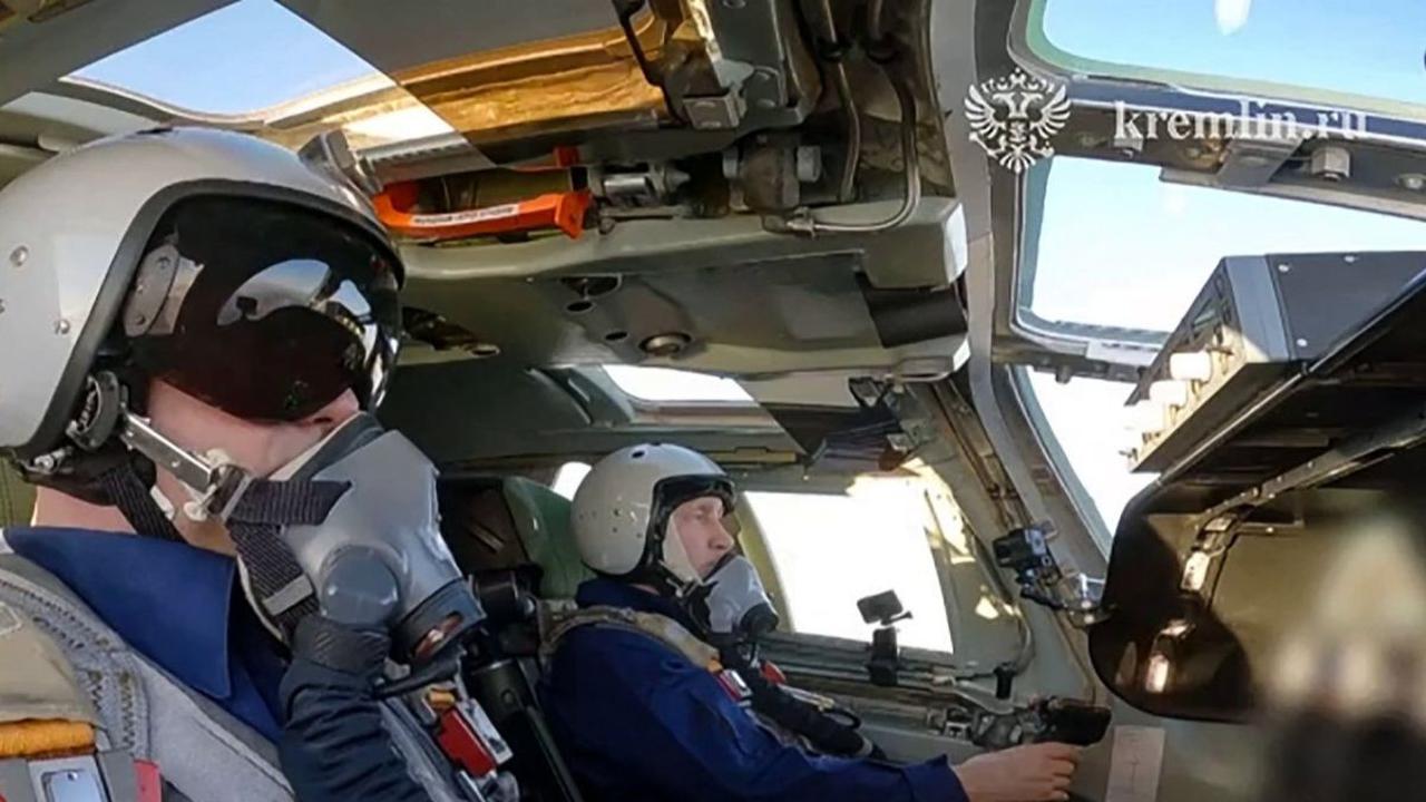 Presiden Rusia Vladimir Putin menjajal pesawat supesonik pengebom dengan kemampuan nuklir TU-160M yang telah dimodernisasi, pada Kamis (22/2/2024). Dalam momen tersebut, Putin ikut menerbangkan langsung pesawat pengebom tersebut.&nbsp;Russian Presidential